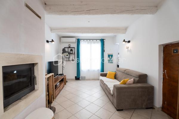 Découvrez cette agréable maison de village aux beaux volumes et à l'agencement fonctionnel.
Au rez- de- chaussée, une belle pièce de vie avec cuisine ouverte sur salon-séjour, créant un espace convivial.
le premier étage comprend un pallier desservant deux chambres ainsi qu'une salle d’eau, WC.
Au dernier niveau, vous profiterez d'une spacieuse chambre parentale, avec la possibilité de créer une salle d'eau et un accès direct à une agréable terrasse, idéale pour profiter des beaux jours en toute tranquillité.
Double vitrage, climatisation réversible, cheminée avec insert complètent les prestations de ce bien. Quelques légers  travaux de rafraichissement sont à prévoir .
Une maison pleine de charme,  idéale pour un premier achat, un pied-à-terre ou un investissement. A découvrir sans tarder.