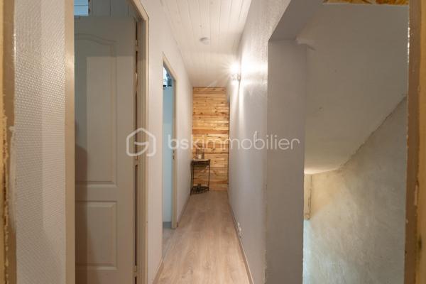 Découvrez cette agréable maison de village aux beaux volumes et à l'agencement fonctionnel.
Au rez- de- chaussée, une belle pièce de vie avec cuisine ouverte sur salon-séjour, créant un espace convivial.
le premier étage comprend un pallier desservant deux chambres ainsi qu'une salle d’eau, WC.
Au dernier niveau, vous profiterez d'une spacieuse chambre parentale, avec la possibilité de créer une salle d'eau et un accès direct à une agréable terrasse, idéale pour profiter des beaux jours en toute tranquillité.
Double vitrage, climatisation réversible, cheminée avec insert complètent les prestations de ce bien. Quelques légers  travaux de rafraichissement sont à prévoir .
Une maison pleine de charme,  idéale pour un premier achat, un pied-à-terre ou un investissement. A découvrir sans tarder.