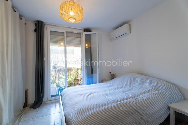 Découvrez cette agréable maison de village aux beaux volumes et à l'agencement fonctionnel.
Au rez- de- chaussée, une belle pièce de vie avec cuisine ouverte sur salon-séjour, créant un espace convivial.
le premier étage comprend un pallier desservant deux chambres ainsi qu'une salle d’eau, WC.
Au dernier niveau, vous profiterez d'une spacieuse chambre parentale, avec la possibilité de créer une salle d'eau et un accès direct à une agréable terrasse, idéale pour profiter des beaux jours en toute tranquillité.
Double vitrage, climatisation réversible, cheminée avec insert complètent les prestations de ce bien. Quelques légers  travaux de rafraichissement sont à prévoir .
Une maison pleine de charme,  idéale pour un premier achat, un pied-à-terre ou un investissement. A découvrir sans tarder.