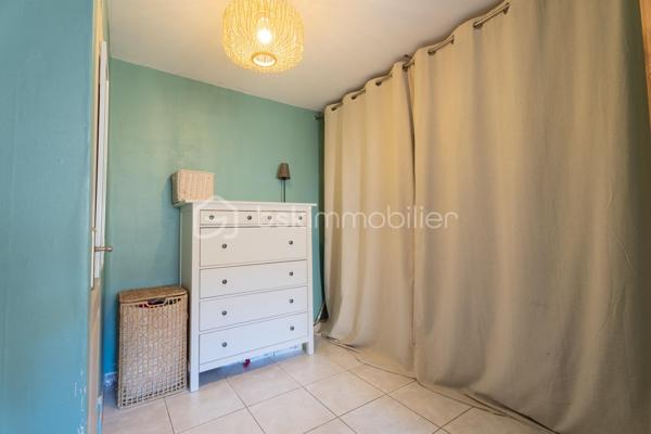 Découvrez cette agréable maison de village aux beaux volumes et à l'agencement fonctionnel.
Au rez- de- chaussée, une belle pièce de vie avec cuisine ouverte sur salon-séjour, créant un espace convivial.
le premier étage comprend un pallier desservant deux chambres ainsi qu'une salle d’eau, WC.
Au dernier niveau, vous profiterez d'une spacieuse chambre parentale, avec la possibilité de créer une salle d'eau et un accès direct à une agréable terrasse, idéale pour profiter des beaux jours en toute tranquillité.
Double vitrage, climatisation réversible, cheminée avec insert complètent les prestations de ce bien. Quelques légers  travaux de rafraichissement sont à prévoir .
Une maison pleine de charme,  idéale pour un premier achat, un pied-à-terre ou un investissement. A découvrir sans tarder.