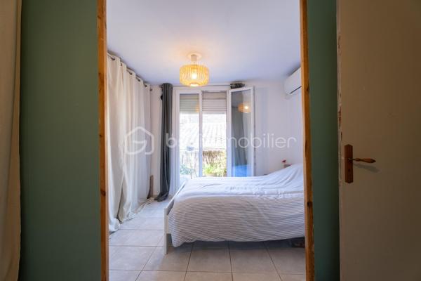Découvrez cette agréable maison de village aux beaux volumes et à l'agencement fonctionnel.
Au rez- de- chaussée, une belle pièce de vie avec cuisine ouverte sur salon-séjour, créant un espace convivial.
le premier étage comprend un pallier desservant deux chambres ainsi qu'une salle d’eau, WC.
Au dernier niveau, vous profiterez d'une spacieuse chambre parentale, avec la possibilité de créer une salle d'eau et un accès direct à une agréable terrasse, idéale pour profiter des beaux jours en toute tranquillité.
Double vitrage, climatisation réversible, cheminée avec insert complètent les prestations de ce bien. Quelques légers  travaux de rafraichissement sont à prévoir .
Une maison pleine de charme,  idéale pour un premier achat, un pied-à-terre ou un investissement. A découvrir sans tarder.