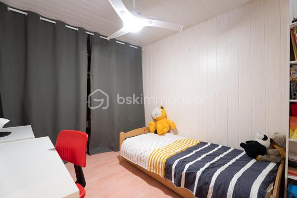 Découvrez cette agréable maison de village aux beaux volumes et à l'agencement fonctionnel.
Au rez- de- chaussée, une belle pièce de vie avec cuisine ouverte sur salon-séjour, créant un espace convivial.
le premier étage comprend un pallier desservant deux chambres ainsi qu'une salle d’eau, WC.
Au dernier niveau, vous profiterez d'une spacieuse chambre parentale, avec la possibilité de créer une salle d'eau et un accès direct à une agréable terrasse, idéale pour profiter des beaux jours en toute tranquillité.
Double vitrage, climatisation réversible, cheminée avec insert complètent les prestations de ce bien. Quelques légers  travaux de rafraichissement sont à prévoir .
Une maison pleine de charme,  idéale pour un premier achat, un pied-à-terre ou un investissement. A découvrir sans tarder.