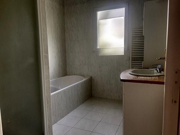 Maison 3 chambres + 45m² de garage + 80m² de hangar