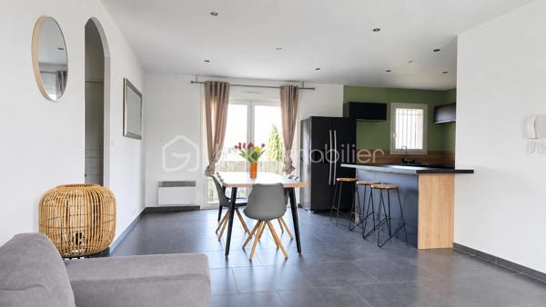 Au sein d’une résidence calme et recherchée, découvrez en exclusivité ce superbe appartement traversant d’environ 80 m², situé au premier étage, offrant des prestations soignées et une luminosité remarquable tout au long de la journée.

Dès l’entrée, les volumes séduisent immédiatement avec une magnifique pièce de vie de plus de 40 m², pensée comme un véritable espace de réception. La cuisine ouverte, entièrement équipée et aménagée, s’intègre harmonieusement à l’ensemble dans un esprit contemporain et convivial.

L’espace nuit se compose de deux chambres confortables, d’une élégante salle d’eau ainsi que de WC séparés.

Côté extérieur, une agréable terrasse dévoile une vue dégagée sur le Luberon, véritable invitation à la détente, complétée par un balcon apportant encore davantage d’ouverture et de lumière à l’appartement.

Parfaitement entretenu, ce bien ne nécessite aucun travaux et offre un cadre de vie clé en main, alliant confort, fonctionnalité et qualité de vie.

L’appartement bénéficie également d’une climatisation réversible pour un confort optimal en toute saison.

Deux places de parking privatives viennent compléter cet appartement rare sur le secteur.

Un bien lumineux et raffiné, idéal pour les amateurs de calme et de beaux espaces.

Visite virtuelle disponible sur demande.