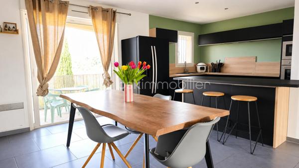 Au sein d’une résidence calme et recherchée, découvrez en exclusivité ce superbe appartement traversant d’environ 80 m², situé au premier étage, offrant des prestations soignées et une luminosité remarquable tout au long de la journée.

Dès l’entrée, les volumes séduisent immédiatement avec une magnifique pièce de vie de plus de 40 m², pensée comme un véritable espace de réception. La cuisine ouverte, entièrement équipée et aménagée, s’intègre harmonieusement à l’ensemble dans un esprit contemporain et convivial.

L’espace nuit se compose de deux chambres confortables, d’une élégante salle d’eau ainsi que de WC séparés.

Côté extérieur, une agréable terrasse dévoile une vue dégagée sur le Luberon, véritable invitation à la détente, complétée par un balcon apportant encore davantage d’ouverture et de lumière à l’appartement.

Parfaitement entretenu, ce bien ne nécessite aucun travaux et offre un cadre de vie clé en main, alliant confort, fonctionnalité et qualité de vie.

L’appartement bénéficie également d’une climatisation réversible pour un confort optimal en toute saison.

Deux places de parking privatives viennent compléter cet appartement rare sur le secteur.

Un bien lumineux et raffiné, idéal pour les amateurs de calme et de beaux espaces.

Visite virtuelle disponible sur demande.