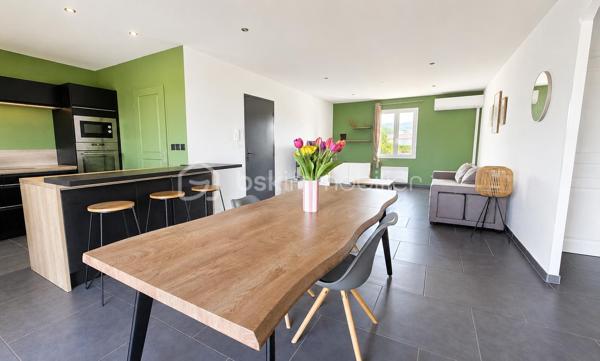 Au sein d’une résidence calme et recherchée, découvrez en exclusivité ce superbe appartement traversant d’environ 80 m², situé au premier étage, offrant des prestations soignées et une luminosité remarquable tout au long de la journée.

Dès l’entrée, les volumes séduisent immédiatement avec une magnifique pièce de vie de plus de 40 m², pensée comme un véritable espace de réception. La cuisine ouverte, entièrement équipée et aménagée, s’intègre harmonieusement à l’ensemble dans un esprit contemporain et convivial.

L’espace nuit se compose de deux chambres confortables, d’une élégante salle d’eau ainsi que de WC séparés.

Côté extérieur, une agréable terrasse dévoile une vue dégagée sur le Luberon, véritable invitation à la détente, complétée par un balcon apportant encore davantage d’ouverture et de lumière à l’appartement.

Parfaitement entretenu, ce bien ne nécessite aucun travaux et offre un cadre de vie clé en main, alliant confort, fonctionnalité et qualité de vie.

L’appartement bénéficie également d’une climatisation réversible pour un confort optimal en toute saison.

Deux places de parking privatives viennent compléter cet appartement rare sur le secteur.

Un bien lumineux et raffiné, idéal pour les amateurs de calme et de beaux espaces.

Visite virtuelle disponible sur demande.