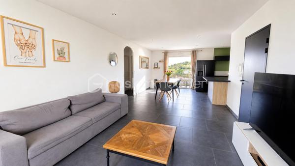 Au sein d’une résidence calme et recherchée, découvrez en exclusivité ce superbe appartement traversant d’environ 80 m², situé au premier étage, offrant des prestations soignées et une luminosité remarquable tout au long de la journée.

Dès l’entrée, les volumes séduisent immédiatement avec une magnifique pièce de vie de plus de 40 m², pensée comme un véritable espace de réception. La cuisine ouverte, entièrement équipée et aménagée, s’intègre harmonieusement à l’ensemble dans un esprit contemporain et convivial.

L’espace nuit se compose de deux chambres confortables, d’une élégante salle d’eau ainsi que de WC séparés.

Côté extérieur, une agréable terrasse dévoile une vue dégagée sur le Luberon, véritable invitation à la détente, complétée par un balcon apportant encore davantage d’ouverture et de lumière à l’appartement.

Parfaitement entretenu, ce bien ne nécessite aucun travaux et offre un cadre de vie clé en main, alliant confort, fonctionnalité et qualité de vie.

L’appartement bénéficie également d’une climatisation réversible pour un confort optimal en toute saison.

Deux places de parking privatives viennent compléter cet appartement rare sur le secteur.

Un bien lumineux et raffiné, idéal pour les amateurs de calme et de beaux espaces.

Visite virtuelle disponible sur demande.