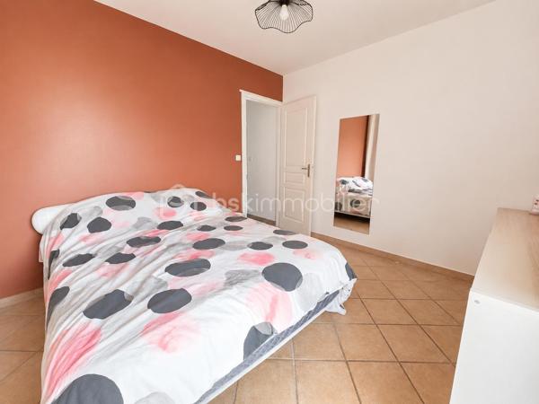 Au sein d’une résidence calme et recherchée, découvrez en exclusivité ce superbe appartement traversant d’environ 80 m², situé au premier étage, offrant des prestations soignées et une luminosité remarquable tout au long de la journée.

Dès l’entrée, les volumes séduisent immédiatement avec une magnifique pièce de vie de plus de 40 m², pensée comme un véritable espace de réception. La cuisine ouverte, entièrement équipée et aménagée, s’intègre harmonieusement à l’ensemble dans un esprit contemporain et convivial.

L’espace nuit se compose de deux chambres confortables, d’une élégante salle d’eau ainsi que de WC séparés.

Côté extérieur, une agréable terrasse dévoile une vue dégagée sur le Luberon, véritable invitation à la détente, complétée par un balcon apportant encore davantage d’ouverture et de lumière à l’appartement.

Parfaitement entretenu, ce bien ne nécessite aucun travaux et offre un cadre de vie clé en main, alliant confort, fonctionnalité et qualité de vie.

L’appartement bénéficie également d’une climatisation réversible pour un confort optimal en toute saison.

Deux places de parking privatives viennent compléter cet appartement rare sur le secteur.

Un bien lumineux et raffiné, idéal pour les amateurs de calme et de beaux espaces.

Visite virtuelle disponible sur demande.