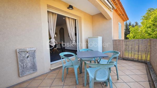 Au sein d’une résidence calme et recherchée, découvrez en exclusivité ce superbe appartement traversant d’environ 80 m², situé au premier étage, offrant des prestations soignées et une luminosité remarquable tout au long de la journée.

Dès l’entrée, les volumes séduisent immédiatement avec une magnifique pièce de vie de plus de 40 m², pensée comme un véritable espace de réception. La cuisine ouverte, entièrement équipée et aménagée, s’intègre harmonieusement à l’ensemble dans un esprit contemporain et convivial.

L’espace nuit se compose de deux chambres confortables, d’une élégante salle d’eau ainsi que de WC séparés.

Côté extérieur, une agréable terrasse dévoile une vue dégagée sur le Luberon, véritable invitation à la détente, complétée par un balcon apportant encore davantage d’ouverture et de lumière à l’appartement.

Parfaitement entretenu, ce bien ne nécessite aucun travaux et offre un cadre de vie clé en main, alliant confort, fonctionnalité et qualité de vie.

L’appartement bénéficie également d’une climatisation réversible pour un confort optimal en toute saison.

Deux places de parking privatives viennent compléter cet appartement rare sur le secteur.

Un bien lumineux et raffiné, idéal pour les amateurs de calme et de beaux espaces.

Visite virtuelle disponible sur demande.