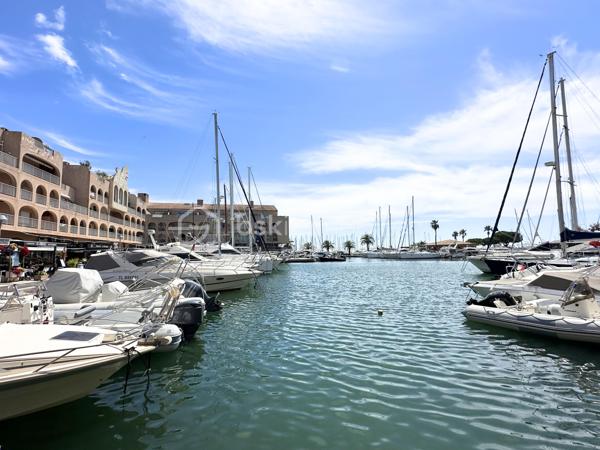 Situé à 1 minute du Port de Hyères, des commerces et restaurants, Studio à vendre de 23,5 m2 dans une résidence sécurisée, avec digicode et caméras.
Au premier étage sur cinq, d'un immeuble bien entretenu, avec ascenseur, vous profiterez d'une entrée avec placards, salle de bain avec WC, pièce de vie avec coin cuisine, ainsi qu'une terrasse de 8m2. 
- 1er étage avec ascenseur 
- Fenêtres PVC Double vitrage, volets roulants.
- Terrasse orientée OUEST, coté hippodrome, sans vis à vis.
- Chauffage collectif électrique 
- Calme
- Charges mensuelles 137€
- Taxe foncière 743€.
Vidéo sur demande par Whatsapp.
Pour une visite : 06.19.94.62.19
