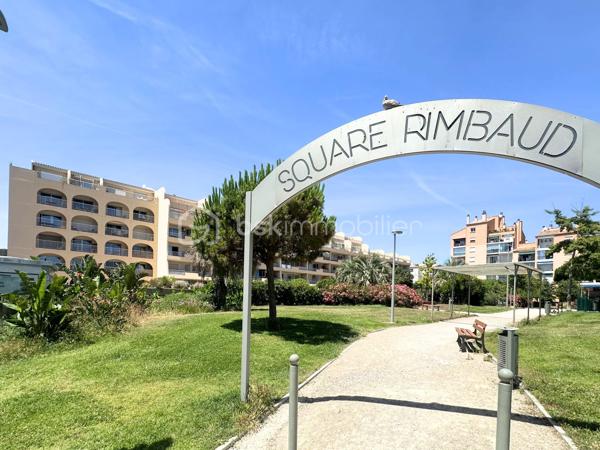 Situé à 1 minute du Port de Hyères, des commerces et restaurants, Studio à vendre de 23,5 m2 dans une résidence sécurisée, avec digicode et caméras.
Au premier étage sur cinq, d'un immeuble bien entretenu, avec ascenseur, vous profiterez d'une entrée avec placards, salle de bain avec WC, pièce de vie avec coin cuisine, ainsi qu'une terrasse de 8m2. 
- 1er étage avec ascenseur 
- Fenêtres PVC Double vitrage, volets roulants.
- Terrasse orientée OUEST, coté hippodrome, sans vis à vis.
- Chauffage collectif électrique 
- Calme
- Charges mensuelles 137€
- Taxe foncière 743€.
Vidéo sur demande par Whatsapp.
Pour une visite : 06.19.94.62.19
