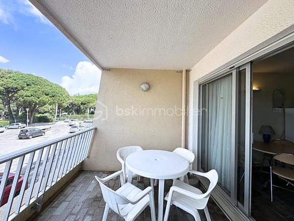 Situé à 1 minute du Port de Hyères, des commerces et restaurants, Studio à vendre de 23,5 m2 dans une résidence sécurisée, avec digicode et caméras.
Au premier étage sur cinq, d'un immeuble bien entretenu, avec ascenseur, vous profiterez d'une entrée avec placards, salle de bain avec WC, pièce de vie avec coin cuisine, ainsi qu'une terrasse de 8m2. 
- 1er étage avec ascenseur 
- Fenêtres PVC Double vitrage, volets roulants.
- Terrasse orientée OUEST, coté hippodrome, sans vis à vis.
- Chauffage collectif électrique 
- Calme
- Charges mensuelles 137€
- Taxe foncière 743€.
Vidéo sur demande par Whatsapp.
Pour une visite : 06.19.94.62.19
