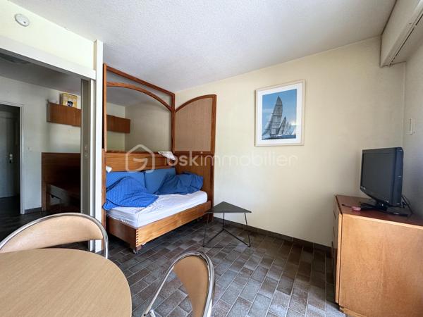 Situé à 1 minute du Port de Hyères, des commerces et restaurants, Studio à vendre de 23,5 m2 dans une résidence sécurisée, avec digicode et caméras.
Au premier étage sur cinq, d'un immeuble bien entretenu, avec ascenseur, vous profiterez d'une entrée avec placards, salle de bain avec WC, pièce de vie avec coin cuisine, ainsi qu'une terrasse de 8m2. 
- 1er étage avec ascenseur 
- Fenêtres PVC Double vitrage, volets roulants.
- Terrasse orientée OUEST, coté hippodrome, sans vis à vis.
- Chauffage collectif électrique 
- Calme
- Charges mensuelles 137€
- Taxe foncière 743€.
Vidéo sur demande par Whatsapp.
Pour une visite : 06.19.94.62.19