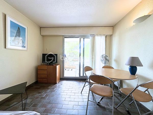 Situé à 1 minute du Port de Hyères, des commerces et restaurants, Studio à vendre de 23,5 m2 dans une résidence sécurisée, avec digicode et caméras.
Au premier étage sur cinq, d'un immeuble bien entretenu, avec ascenseur, vous profiterez d'une entrée avec placards, salle de bain avec WC, pièce de vie avec coin cuisine, ainsi qu'une terrasse de 8m2. 
- 1er étage avec ascenseur 
- Fenêtres PVC Double vitrage, volets roulants.
- Terrasse orientée OUEST, coté hippodrome, sans vis à vis.
- Chauffage collectif électrique 
- Calme
- Charges mensuelles 137€
- Taxe foncière 743€.
Vidéo sur demande par Whatsapp.
Pour une visite : 06.19.94.62.19