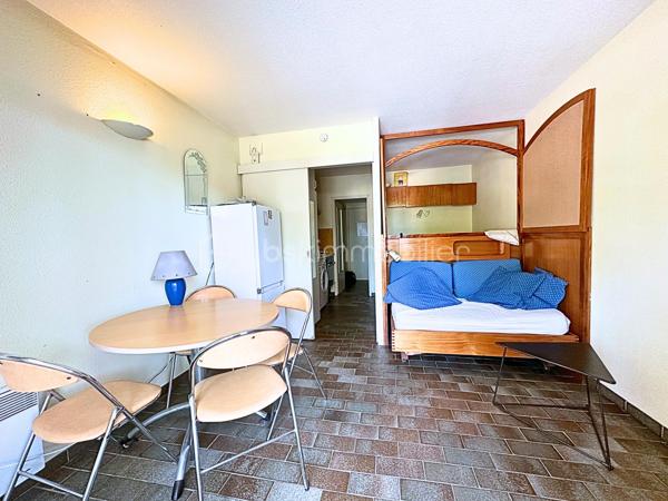 Situé à 1 minute du Port de Hyères, des commerces et restaurants, Studio à vendre de 23,5 m2 dans une résidence sécurisée, avec digicode et caméras.
Au premier étage sur cinq, d'un immeuble bien entretenu, avec ascenseur, vous profiterez d'une entrée avec placards, salle de bain avec WC, pièce de vie avec coin cuisine, ainsi qu'une terrasse de 8m2. 
- 1er étage avec ascenseur 
- Fenêtres PVC Double vitrage, volets roulants.
- Terrasse orientée OUEST, coté hippodrome, sans vis à vis.
- Chauffage collectif électrique 
- Calme
- Charges mensuelles 137€
- Taxe foncière 743€.
Vidéo sur demande par Whatsapp.
Pour une visite : 06.19.94.62.19