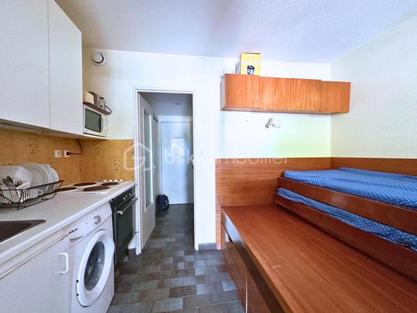 Situé à 1 minute du Port de Hyères, des commerces et restaurants, Studio à vendre de 23,5 m2 dans une résidence sécurisée, avec digicode et caméras.
Au premier étage sur cinq, d'un immeuble bien entretenu, avec ascenseur, vous profiterez d'une entrée avec placards, salle de bain avec WC, pièce de vie avec coin cuisine, ainsi qu'une terrasse de 8m2. 
- 1er étage avec ascenseur 
- Fenêtres PVC Double vitrage, volets roulants.
- Terrasse orientée OUEST, coté hippodrome, sans vis à vis.
- Chauffage collectif électrique 
- Calme
- Charges mensuelles 137€
- Taxe foncière 743€.
Vidéo sur demande par Whatsapp.
Pour une visite : 06.19.94.62.19