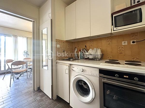 Situé à 1 minute du Port de Hyères, des commerces et restaurants, Studio à vendre de 23,5 m2 dans une résidence sécurisée, avec digicode et caméras.
Au premier étage sur cinq, d'un immeuble bien entretenu, avec ascenseur, vous profiterez d'une entrée avec placards, salle de bain avec WC, pièce de vie avec coin cuisine, ainsi qu'une terrasse de 8m2. 
- 1er étage avec ascenseur 
- Fenêtres PVC Double vitrage, volets roulants.
- Terrasse orientée OUEST, coté hippodrome, sans vis à vis.
- Chauffage collectif électrique 
- Calme
- Charges mensuelles 137€
- Taxe foncière 743€.
Vidéo sur demande par Whatsapp.
Pour une visite : 06.19.94.62.19