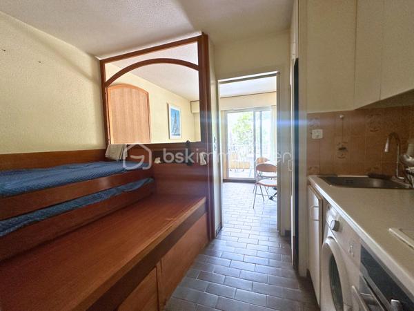 Situé à 1 minute du Port de Hyères, des commerces et restaurants, Studio à vendre de 23,5 m2 dans une résidence sécurisée, avec digicode et caméras.
Au premier étage sur cinq, d'un immeuble bien entretenu, avec ascenseur, vous profiterez d'une entrée avec placards, salle de bain avec WC, pièce de vie avec coin cuisine, ainsi qu'une terrasse de 8m2. 
- 1er étage avec ascenseur 
- Fenêtres PVC Double vitrage, volets roulants.
- Terrasse orientée OUEST, coté hippodrome, sans vis à vis.
- Chauffage collectif électrique 
- Calme
- Charges mensuelles 137€
- Taxe foncière 743€.
Vidéo sur demande par Whatsapp.
Pour une visite : 06.19.94.62.19