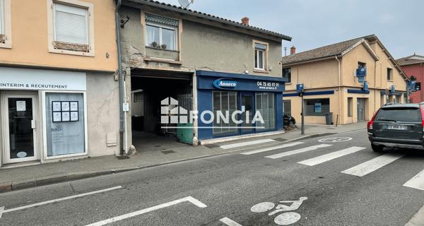 Location Parking 171.68 m² - Meyzieu 69330