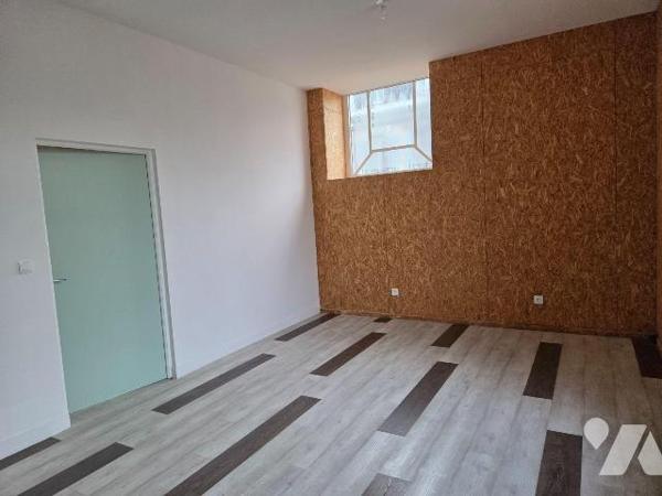 MAYENNE- Quartier Notre- Dame, local commercial et/ou professionnel d'environ 126m² dans une st...