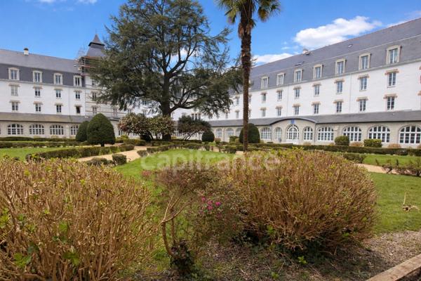 Quimper Kerfeunteun – T2 de 54 m² lumineux – Rez-de-chaussée – Parking – Cave – 3 m 10 de hauteur sous plafond