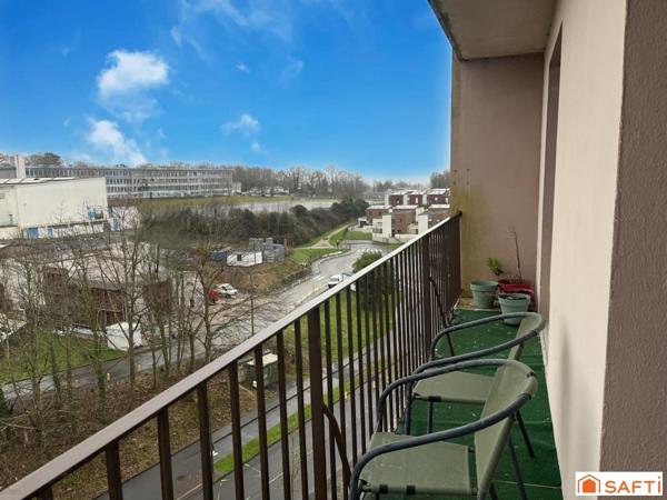 Appartement de 3 chambres avec vue dégagée et balcon.