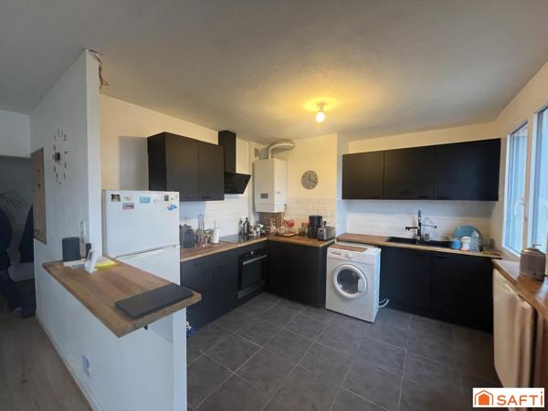 Appartement de 3 chambres avec vue dégagée et balcon.