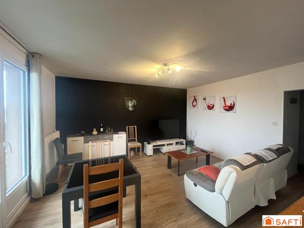 Appartement de 3 chambres avec vue dégagée et balcon.