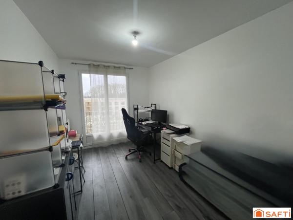 Appartement de 3 chambres avec vue dégagée et balcon.