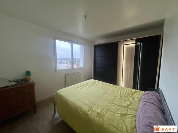 Appartement de 3 chambres avec vue dégagée et balcon.