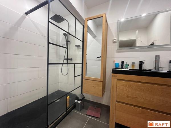 Appartement de 3 chambres avec vue dégagée et balcon.