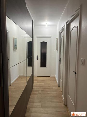 Appartement de 3 chambres avec vue dégagée et balcon.