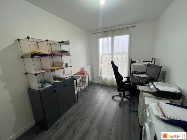 Appartement de 3 chambres avec vue dégagée et balcon.