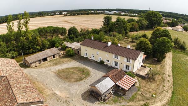 Corp de ferme à Iteuil 185m² 4 chambres