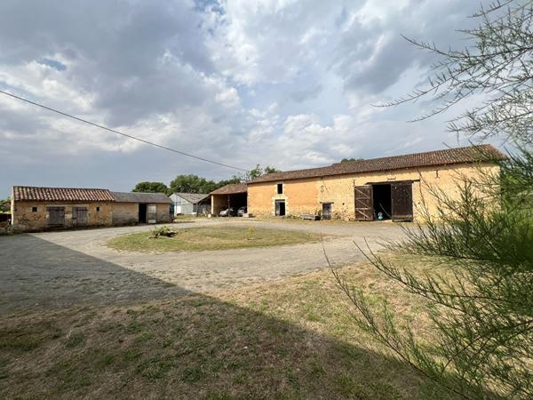 Corp de ferme à Iteuil 185m² 4 chambres