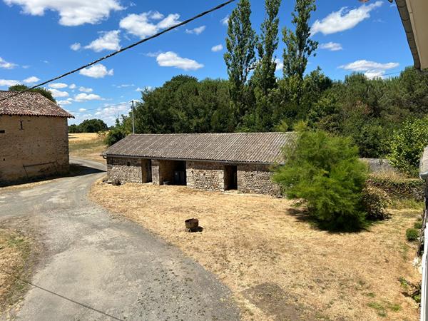 Corp de ferme à Iteuil 185m² 4 chambres