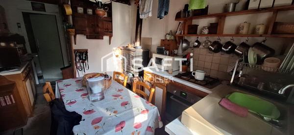 Maison en pierre et poutres apparentes, à rénover