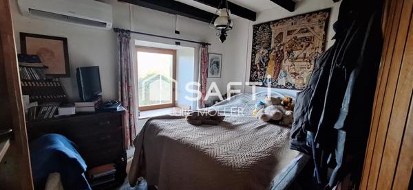 Maison en pierre et poutres apparentes, à rénover