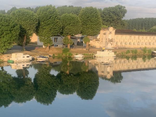 MAISON AU BORD DE LA CHARENTE