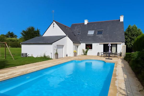 Maison familiale rénovée, piscine et vue sur la riviere