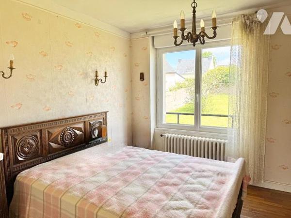 LANNILIS BOURG - Maison Traditionnelle édifiée sur sous-sol complet.

Située en plein bourg d...