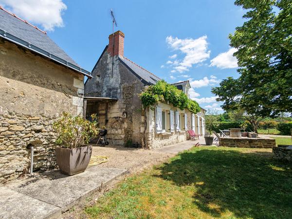 Maison ancienne rénovée 4 chambres  terrain de plus de 2 000 m² Garage et dépendance - À 5min de Beaufort en Anjou
