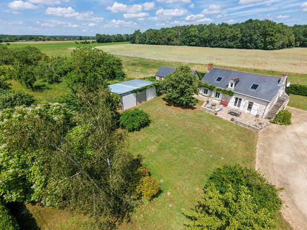 Maison ancienne rénovée 4 chambres  terrain de plus de 2 000 m² Garage et dépendance - À 5min de Beaufort en Anjou