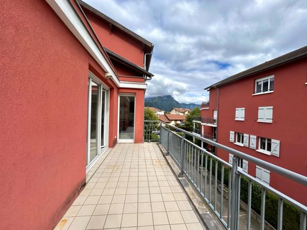 Dpt Haute Savoie (74), NOUVEAU A FAVERGES appartement T4 ( 84,59 m2) avec sa terrasse et son garage