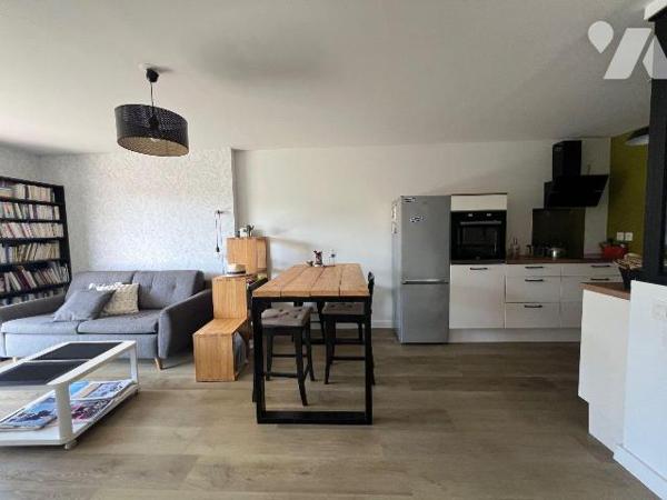 A VENDRE - LA BAULE PLEIN CENTRE - EMPLACEMENT DE CHOIX :  ENTRE LA GARE ET LE MARCHE - AU CALM...