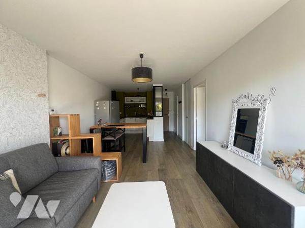 A VENDRE - LA BAULE PLEIN CENTRE - EMPLACEMENT DE CHOIX :  ENTRE LA GARE ET LE MARCHE - AU CALM...