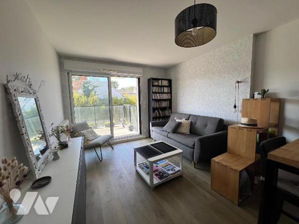 A VENDRE - LA BAULE CENTRE - ENTRE LA GARE ET LE MARCHE - AU CALME TRES BEL APPARTEMENT TYPE 2 ...