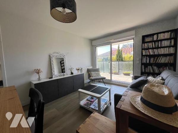 A VENDRE - LA BAULE CENTRE - ENTRE LA GARE ET LE MARCHE - AU CALME TRES BEL APPARTEMENT TYPE 2 ...