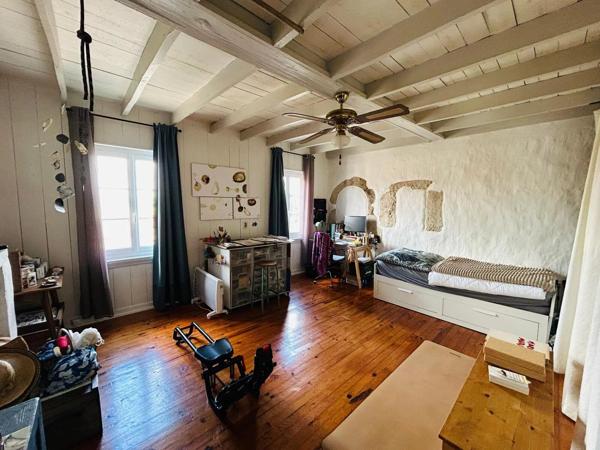 Vente                                                      Maison de village
                        
                     4 pièces                      138 m2                     à Hastingues