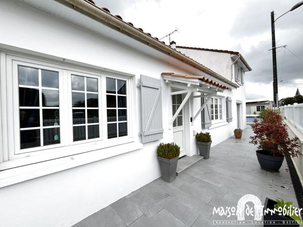 Vente Maison familiale avec vue dégagée, piscine et dépendances - 5 pièces - 153m² – VAL DE COGNAC